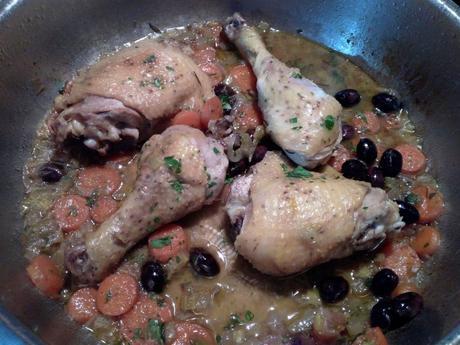 Pollo con verduras y aceitunas - Pollo con aceitunas negras - Fricassea di pollo con cipolle e olive - Chicken with onions and olives