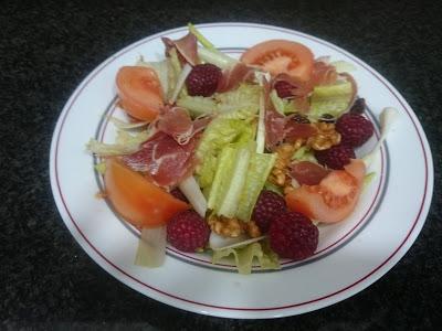 ENSALADA CON JAMÓN Y FRAMBUESAS