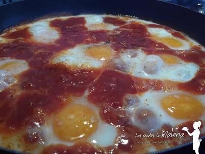Huevos escalfados con salsa de tomate especiada