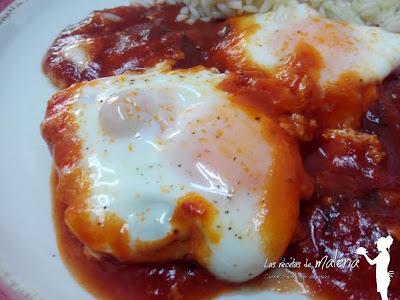 Huevos escalfados con salsa de tomate especiada