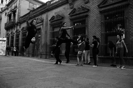 Con danza se manifiestan frente de la Secretaría de Cultura