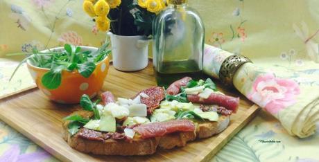 Tosta de carpaccio de ternera con aguacate, tomates secos y queso