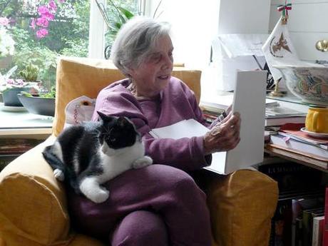 Cuatro gatos y la escritora Elena Poniatowska
