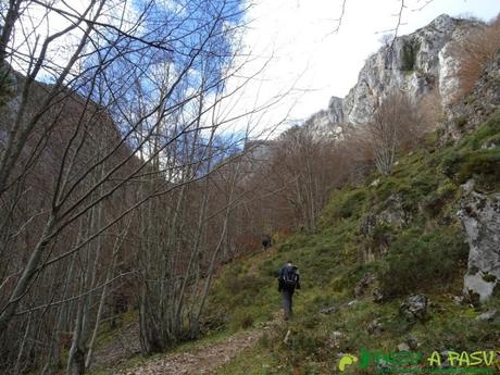 Ruta a Peña Melera y Los Pandos: Subiendo a Peña Melera por el Bosque de Cuevas