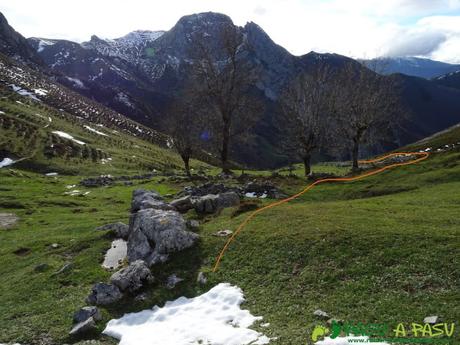 Ruta a Peña Melera y Los Pandos: Bajando a la Majada Pedroso en Aller