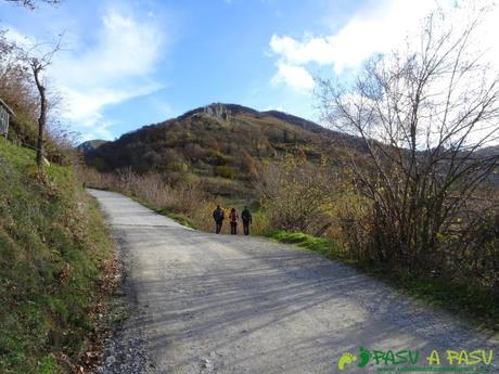 Ruta a Peña Melera y Los Pandos: Desvío en la pista de Felechosa hacia Cuevas