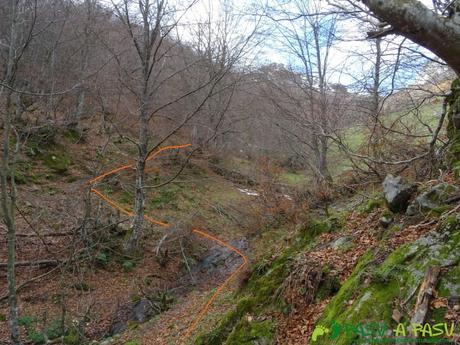 Ruta a Peña Melera y Los Pandos: Primer cruce del reguero Melera