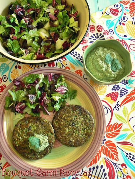 Hamburguesas de arroz integral y acelga con aderezo de cilantro