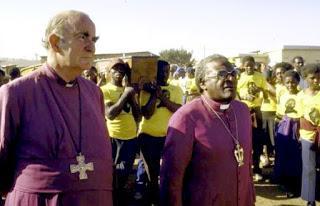 Los obispos Desmond Tutu y Kenneth Oram.