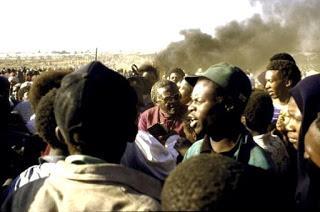 Desmond Tutu dialogando con los manifestantes.