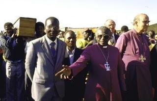 Desmond Tutu encabezando la comitiva del funeral de Duduza.