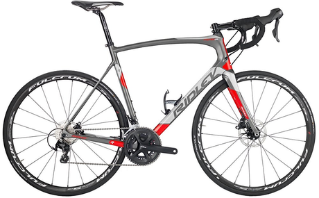 La bicicleta resistencia carretera Ridley Fenix SL se adapta a los nuevos tiempos y adopta los frenos de disco. 