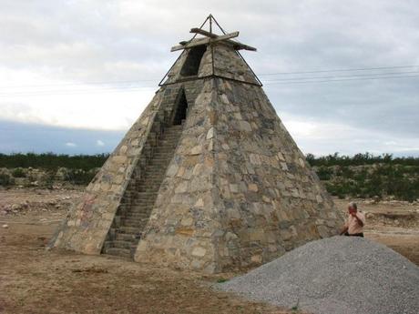 Granjero mexicano construye pirámide azteca que un alien le instruyó