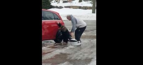 La risa más hilarante de la red: la de una madre canadiense al ver cómo resbala su hija en el hielo