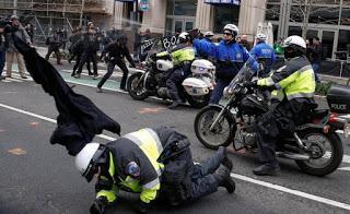 Inauguration Day: de fuegos artificiales hackeados a gas pimienta