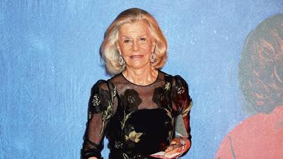 El rey Juan Carlos se moderniza, cambiando de look, modernizandose y codeándose con Cicogna.