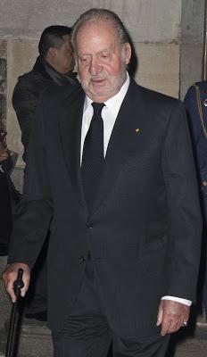 El rey Juan Carlos se moderniza, cambiando de look, modernizandose y codeándose con Cicogna.