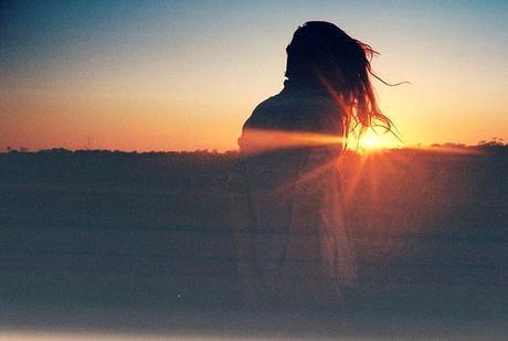 mujer amanecer