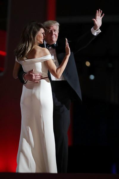 Melania Trump diseña junto a Hervé Pierre, su vestido para el Baile de Inauguración