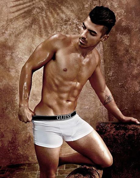 JOE JONAS se desnuda con GUESS