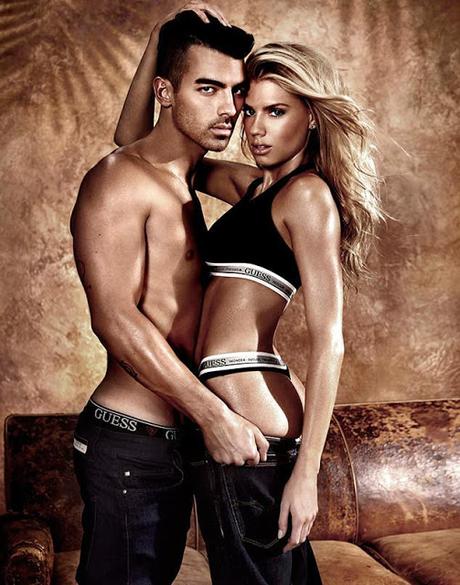 JOE JONAS se desnuda con GUESS