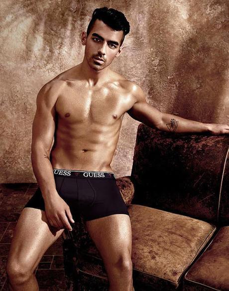 JOE JONAS se desnuda con GUESS