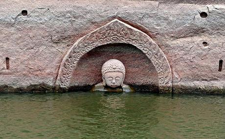 Buda de 600 años de antigüedad emerge de un lago en China