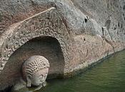 Buda años antigüedad emerge lago China