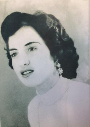 TIENE NOMBRE DE MUJER