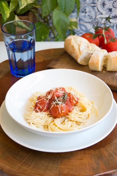 Albóndigas con tomate con espaguetis