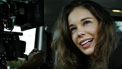 Laia Costa camino de la Victoria en los BAFTA 2017.