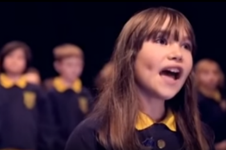 El tierno video de niña con autismo cantando ‘Aleluya’ que le da la vuelta al mundo [Video]