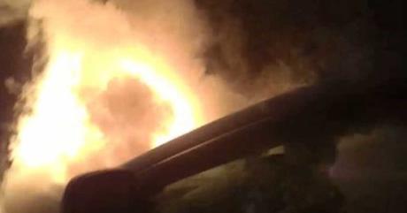 Oficial saca a mujer atrapada en carro en llamas