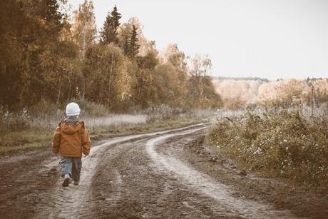 ¿Nacemos con un guión para vivir? Niño andando por un camino