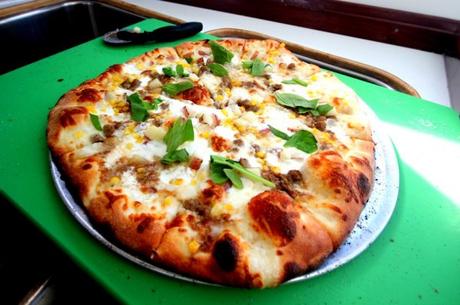 Pareja vende pizzas exitosamente en el medio del océano