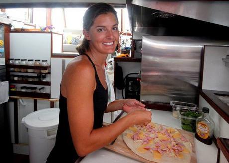 Pareja vende pizzas exitosamente en el medio del océano