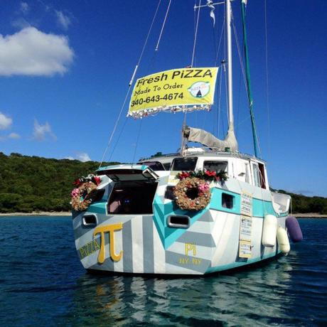 Pareja vende pizzas exitosamente en el medio del océano