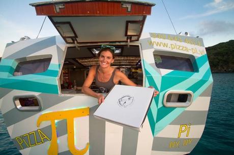 Pareja vende pizzas exitosamente en el medio del océano