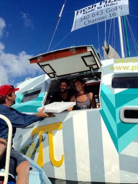 Pareja vende pizzas exitosamente en el medio del océano