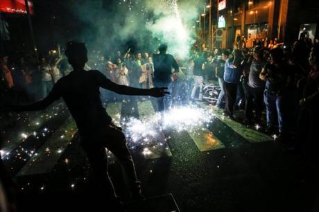 Iraníes celebran la firma del acuerdo nuclear en Teherán. Fuente: Newsha Tavakolian (NYT)