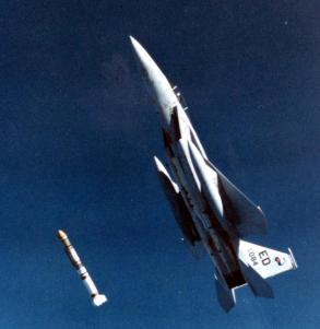 Un F15 Eagle estadounidense lanzando un misil ASM-135 en 1985. Fuente: Ejercitos.org