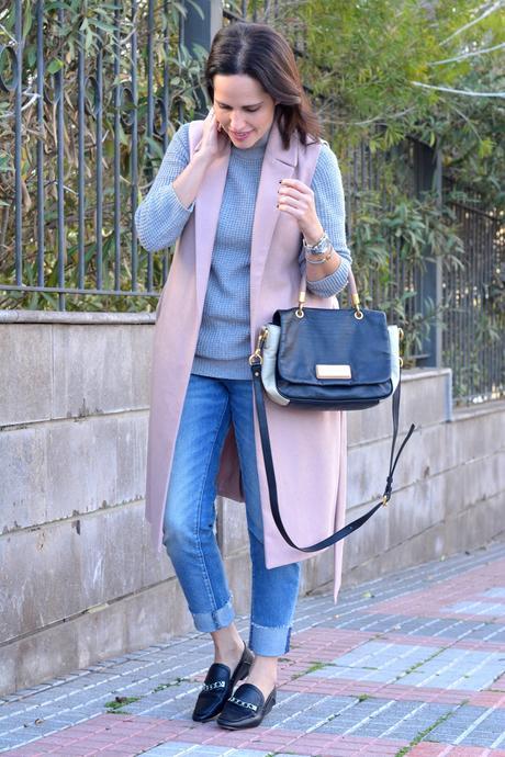 OUTFIT CON CHALECO ROSA