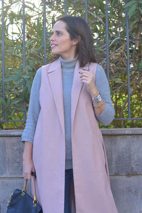 OUTFIT CON CHALECO ROSA