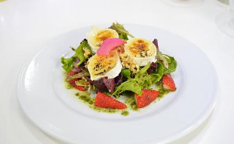 Ensalada de queso de cabra caramelizado y fresas. VIDEORECETA