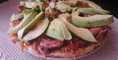 Tortilla rellena de carne mechada