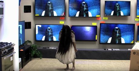La niña de “The Ring” asusta a los clientes de una tienda en esta divertida cámara oculta