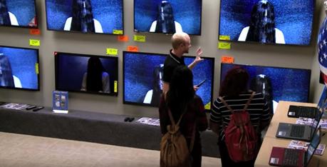 La niña de “The Ring” asusta a los clientes de una tienda en esta divertida cámara oculta