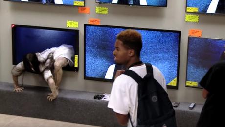 La niña de “The Ring” asusta a los clientes de una tienda en esta divertida cámara oculta