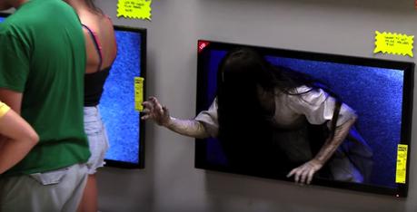 La niña de “The Ring” asusta a los clientes de una tienda en esta divertida cámara oculta