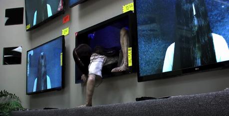 La niña de “The Ring” asusta a los clientes de una tienda en esta divertida cámara oculta